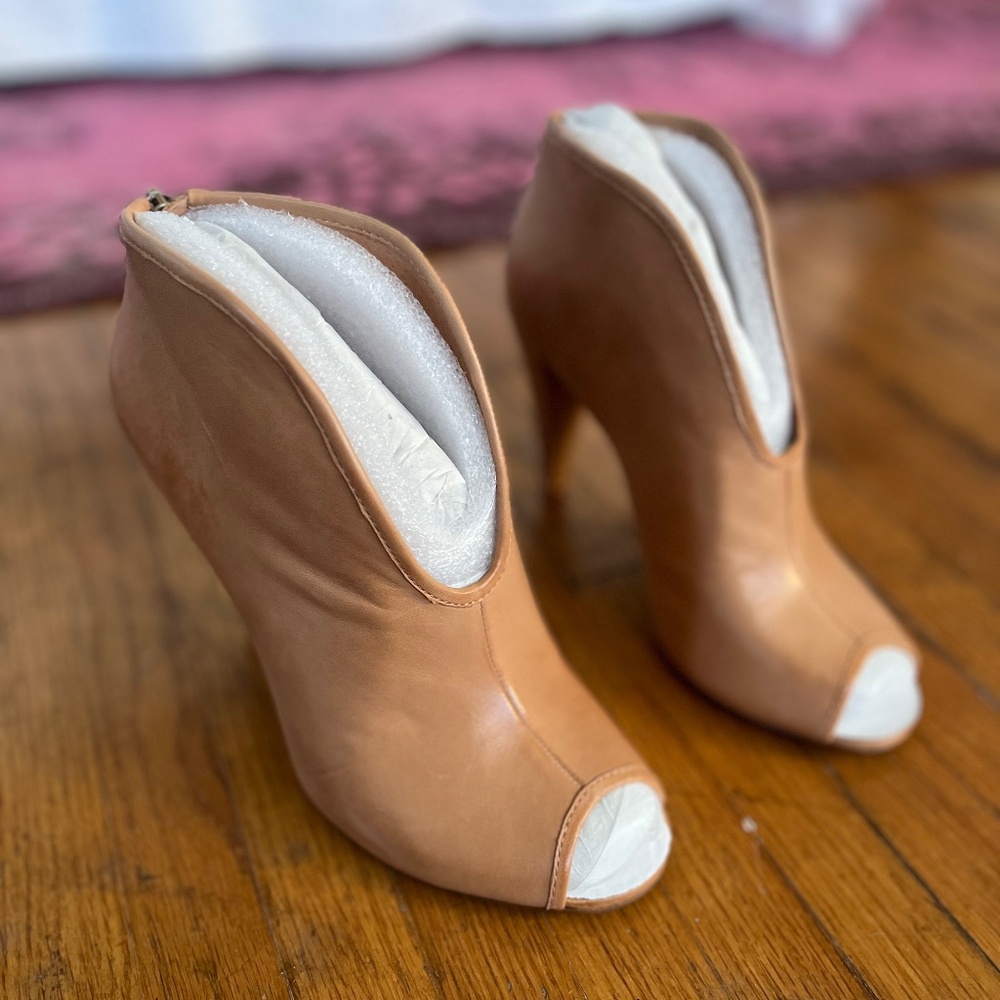 NIB WOMENS LEATHER BOOTIE